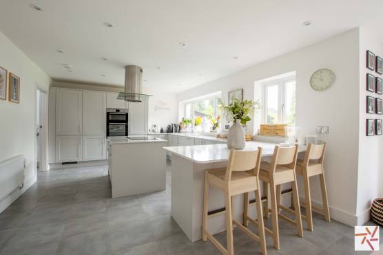 3350C 3 tv drama location house in Cheshire open plan kitchen and with kitchen island