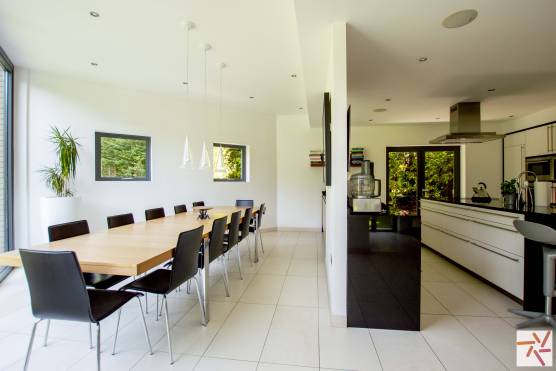 3351C 5 tv shoot location house in Cheshire contemporary open plan kitchen and dining area.jpg