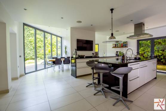 3351C 7 filming location house in Cheshire contemporary open plan kitchen and dining area.jpg