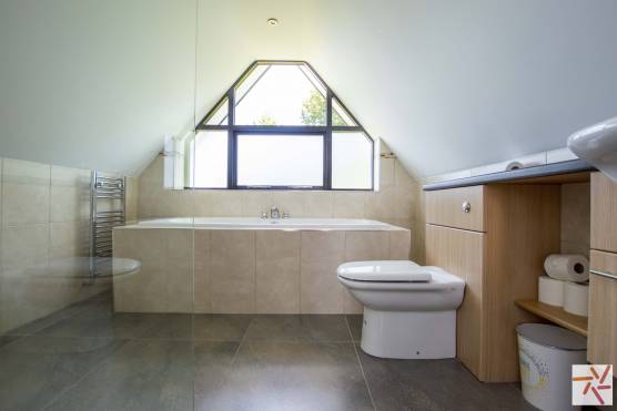 3354C 21 photo shoot location house in Cheshire large modern bathroom