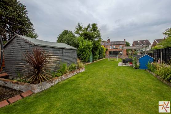 3356M 19 photo shoot location house in Manchester garden with shed