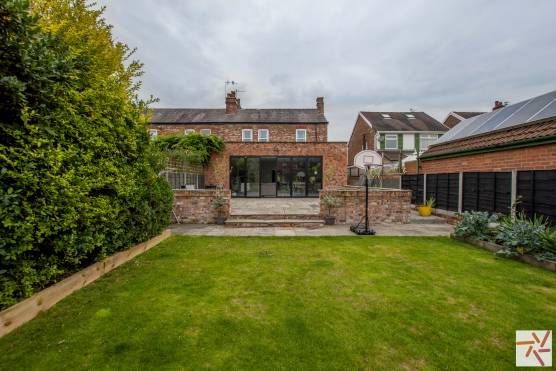 3356M 21 tv commercial location house in Manchester garden with patio area