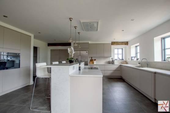 3358C 5 photo shoot location house in Cheshire open plan kitchen with hob on island