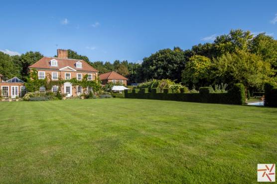 3363N 16 photo shoot location house in North Yorkshire with stunning gardens and swimming pool