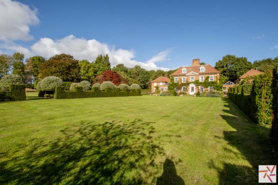 3363N 8 filming location house in North Yorkshire with stunning gardens and swimming pool