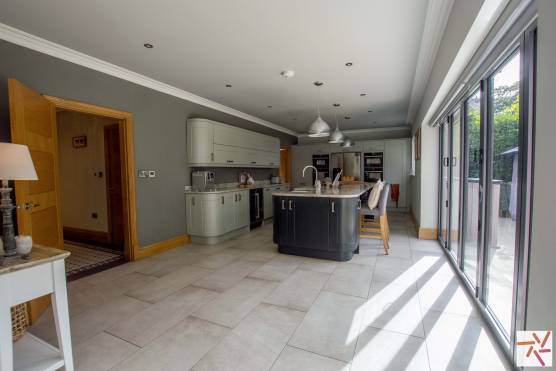 3370C 5 tv commercial location house in Cheshire modern family home with open plan kitchen