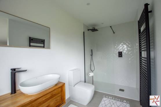 3369C 17 tv shoot location house in Cheshire stylish family home bathroom