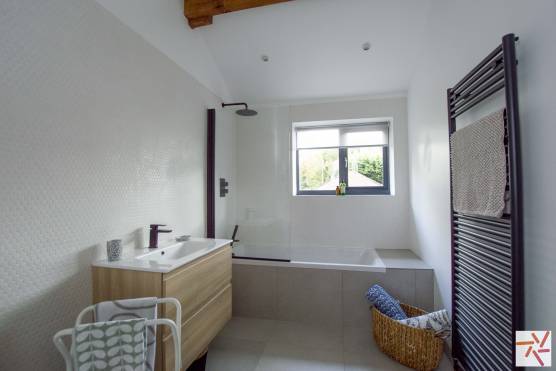 3369C 18 tv drama location house in Cheshire stylish family home bathroom