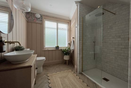 3374W 32 tv shoot location house in West Yorkshire stylish family home with large bathroom