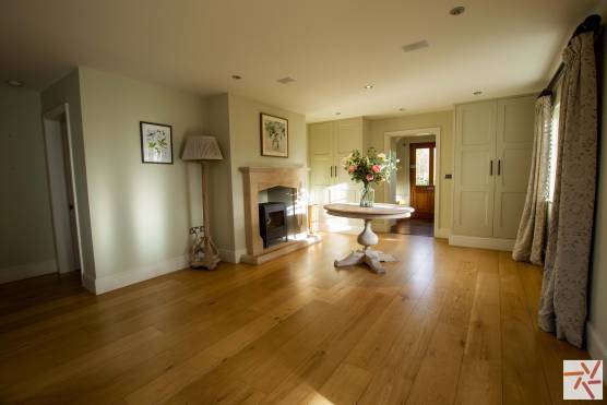 3376C 12 tv shoot location house in Cheshire with large reception room