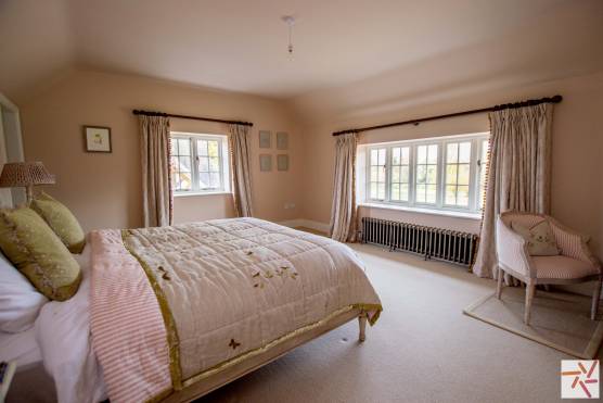 3376C 16 photo shoot location house in Cheshire with large light double bedroom