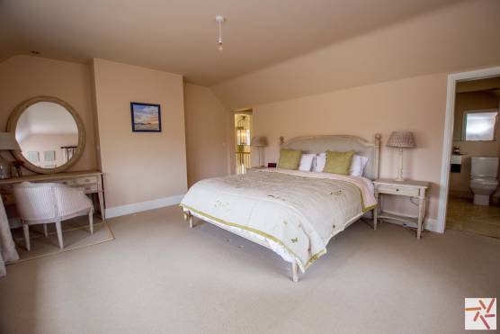 3376C 17 tv shoot location house in Cheshire with large light double bedroom