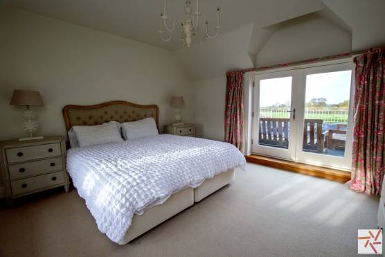 3376C 19 tv commercial location house in Cheshire with large light double bedroom