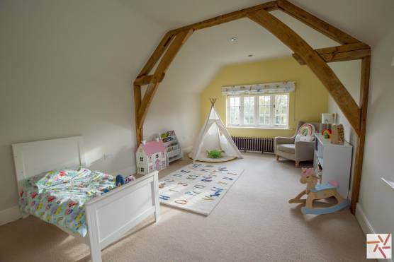 3376C 20 filming location house in Cheshire with large light kids bedroom