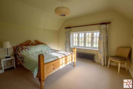 3376C 21 photo shoot location house in Cheshire with large light double bedroom