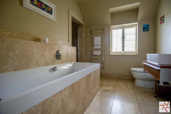 3376C 24 tv commercial location house in Cheshire with large light bathroom