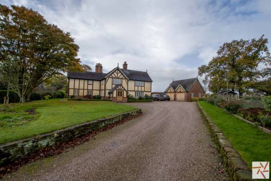 3376C 31 photo shoot location house in Cheshire with large garden and driveway