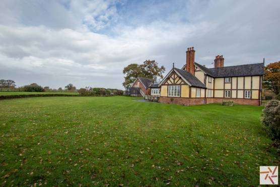 3376C 32 tv shoot location house in Cheshire with large garden with rural views