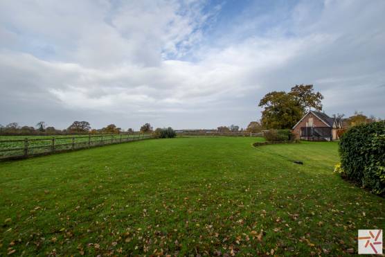 3376C 33 tv drama location house in Cheshire with large garden with rural views