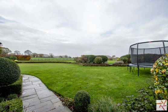 3376C 36 photo shoot location house in Cheshire with large garden with rural views