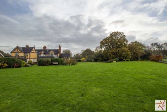 3376C 37 tv shoot location house in Cheshire with large garden with rural views