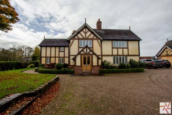 3376C 41 photo shoot location house in Cheshire with large garden with rural views