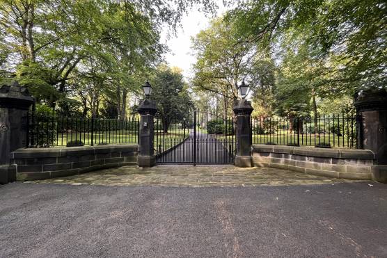 3379W 45 tv commercial location house in West Yorkshire period property elegant gates.JPG