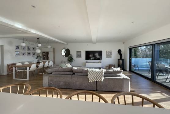 3380C 6 filming location house in Cheshire open plan living area.jpg