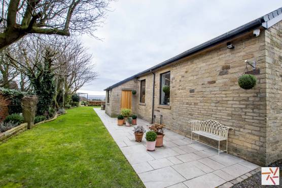 3389W 29 tv commercial location country house in West Yorkshire large garden with rural views