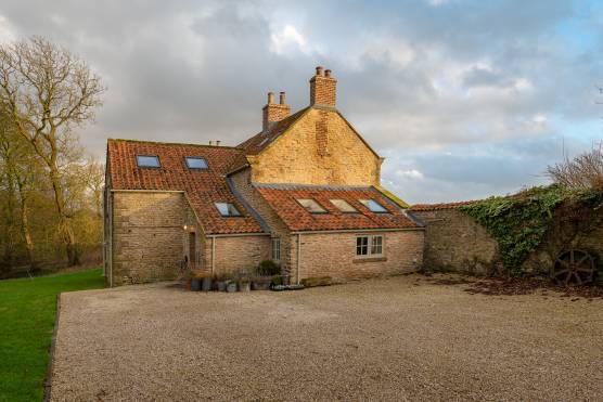 3399N 31 photo shoot location house in North Yorkshire stylish farmhouse with large driveway