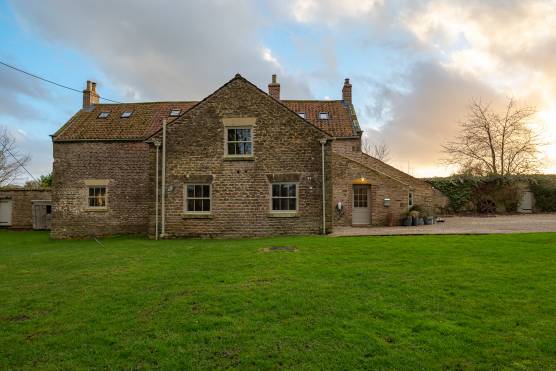 3399N 32 tv shoot location house in North Yorkshire stylish farmhouse with large garden