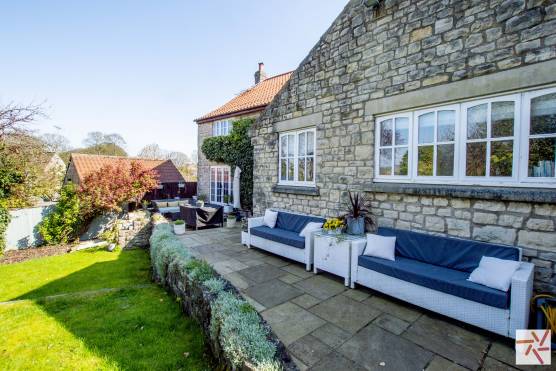 3400W 20 filming location house in West Yorkshire stylish family cottage with large garden