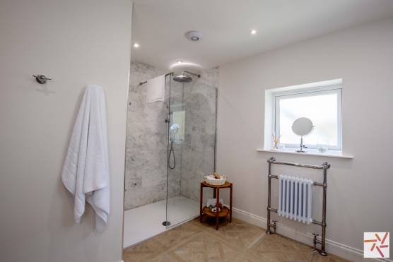 3401W 17 tv shoot location house in West Yorkshire with large light bathroom