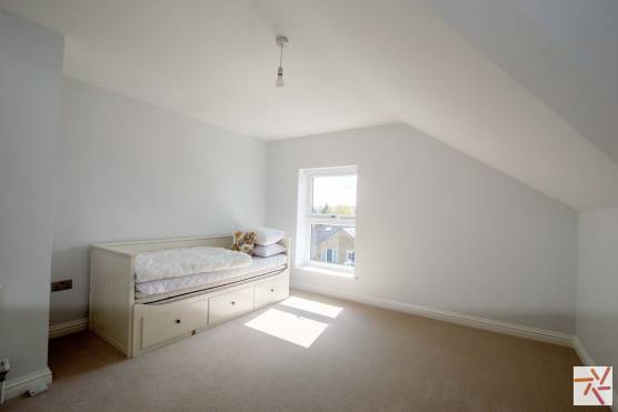 3401W 18 tv drama location house in West Yorkshire with large light bedroom