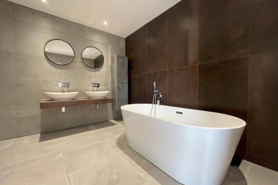 3415V 20 tv shoot location house in Merseyside stylish bathroom.jpeg