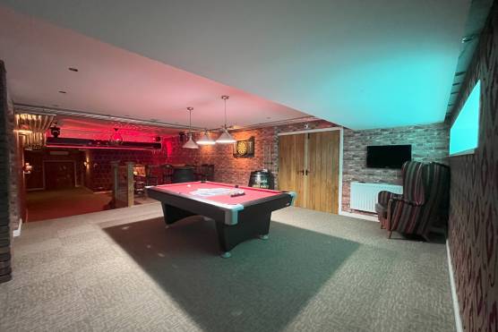 3409V 42 photo shoot location house in Merseyside large property with large bar and games area