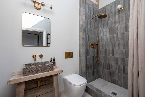 3419N 17 filming location house in North Yorkshire large stylish bathroom