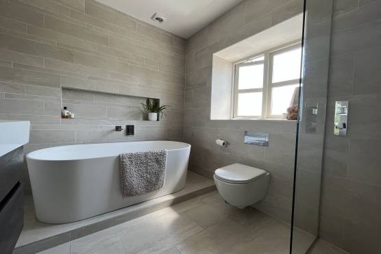 3417C 16 photo shoot location house in Cheshire with large bathroom with bath and shower