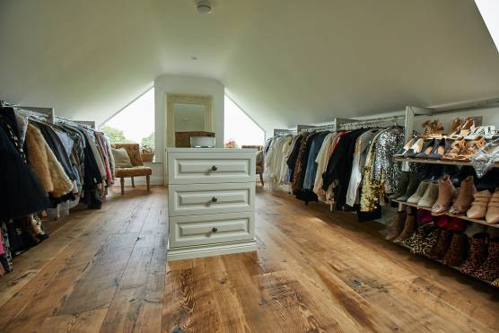 3420NG 13 tv shoot location house in Nottinghamshire with large dressing area