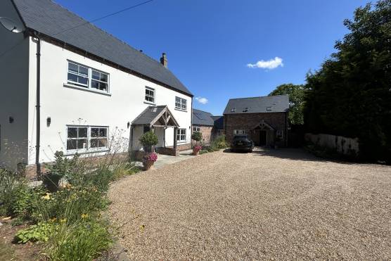 3420NG 23 tv shoot location house in Nottinghamshire with large garden and driveway