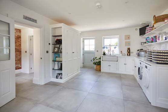 3420NG 6 photo shoot location house in Nottinghamshire with large utility room