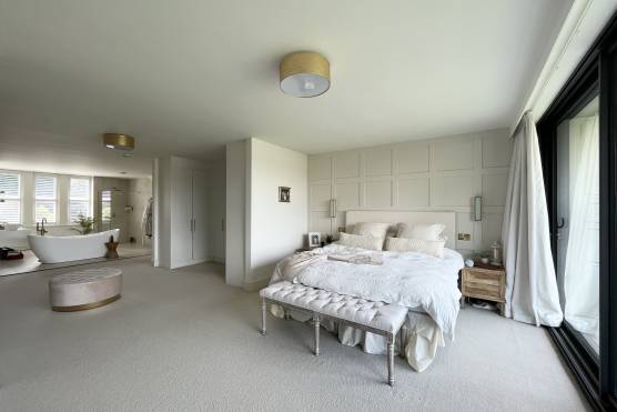 3422M 25 tv commercial location house in Manchester with large light bedroom with bathroom