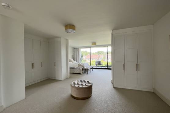 3422M 26 photo shoot location house in Manchester with large light bedroom with bathroom