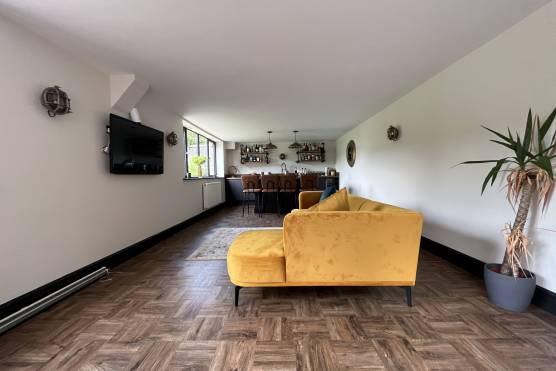 3422M 31 photo shoot location house in Manchester with large basement bar area