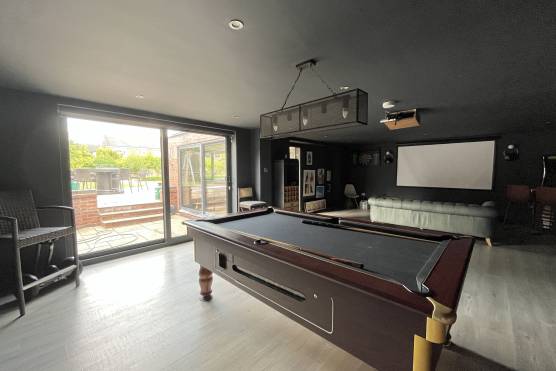 3422M 36 photo shoot location house in Manchester with large basement bar area with pool table and billiards room