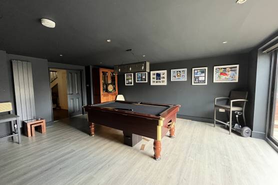 3422M 37 filming location house in Manchester with large basement bar area with pool table and billiards room