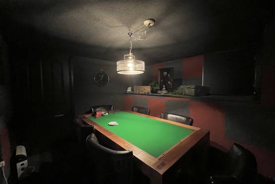 3422M 38 tv drama location house in Manchester with large basement bar area with pool table and billiards room