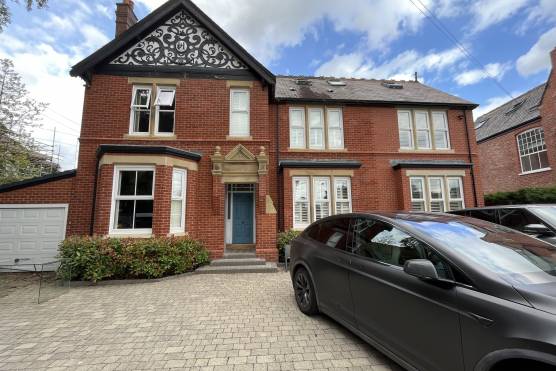 3422M 49 tv shoot location house in Manchester stylish open plan family home with large driveway