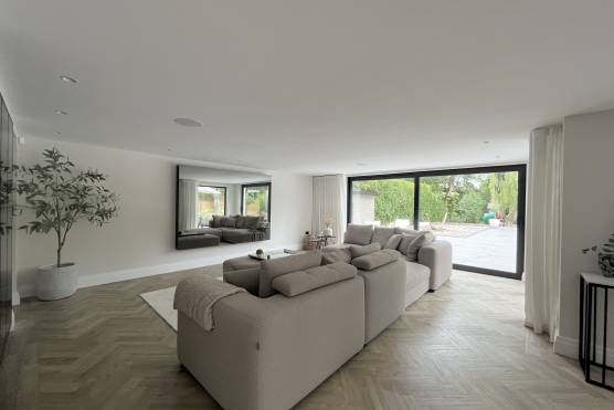 3423C 12 tv shoot location house in Cheshire large contemporary family home with stylish open plan living area