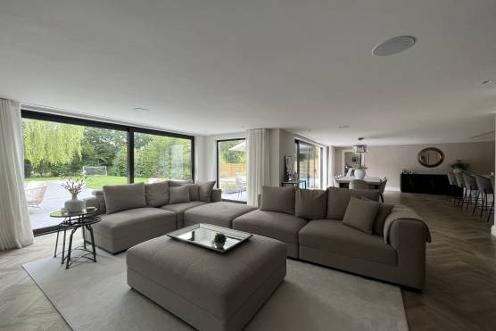 3423C 13 tv drama location house in Cheshire large contemporary family home with stylish open plan living area